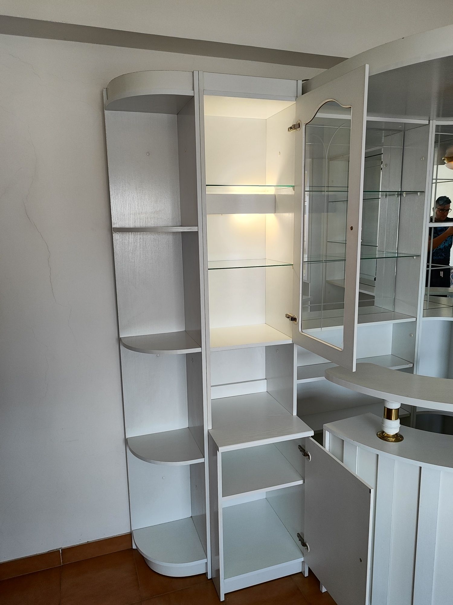 Movel modular com luzes e zona de bar