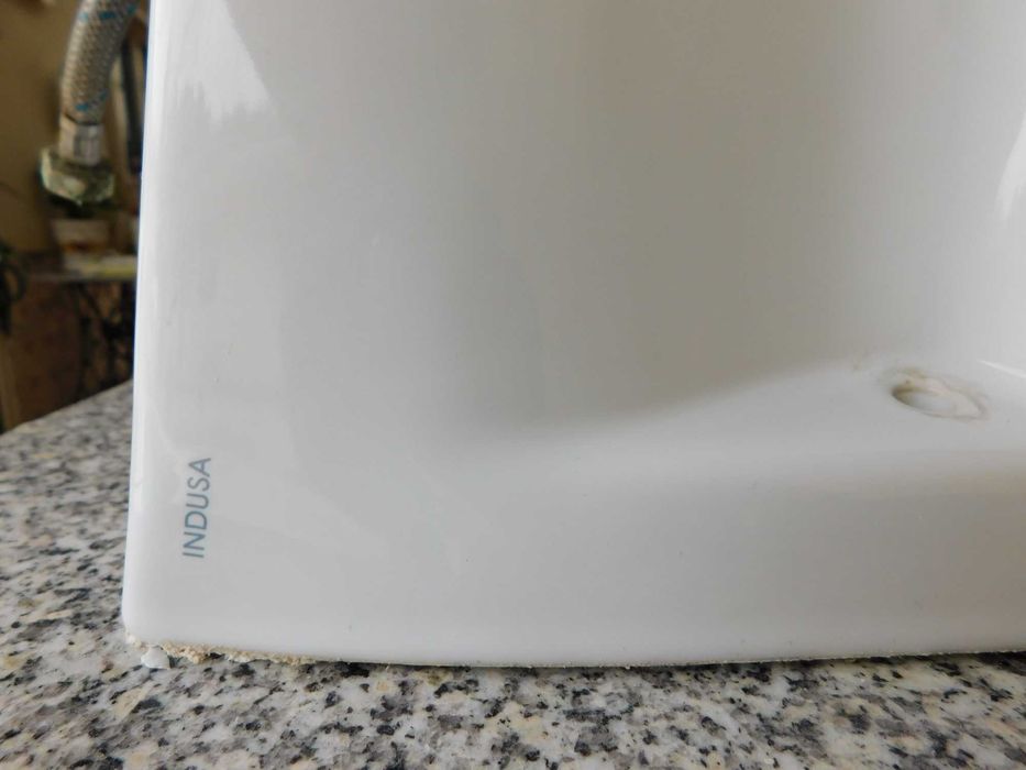 Bidé de casa de banho com torneira