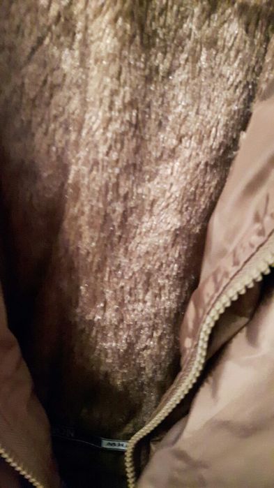 Ciepła kurtka z kapturem.