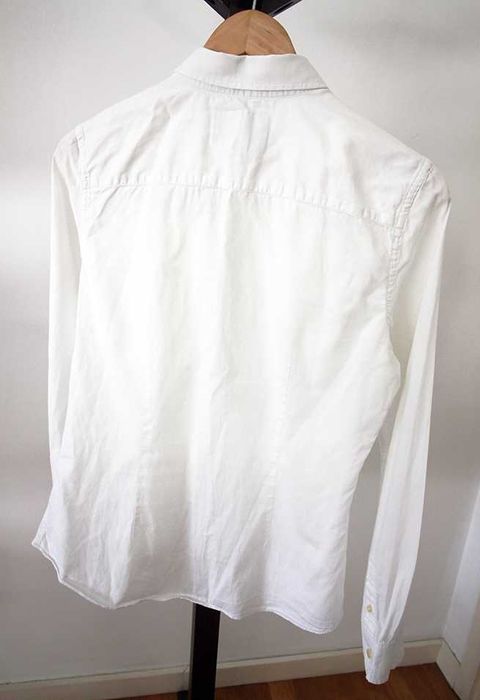 Conjunto de 2 camisas, branca e azul clara, da Sacoor