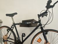 Suporte feito em madeira para bocicleta