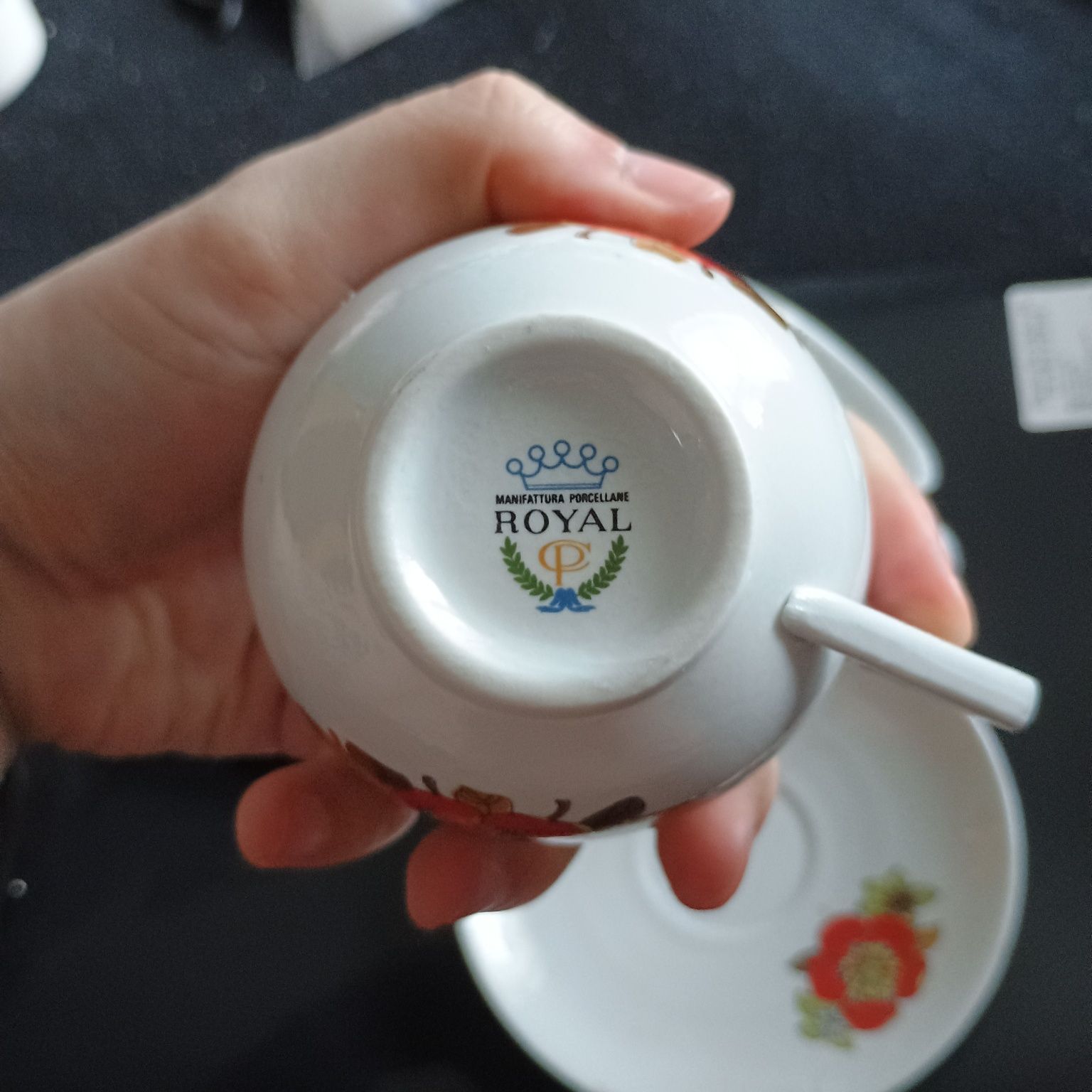 komplet porcelany 2 filiżanki wraz z talerzykami royal