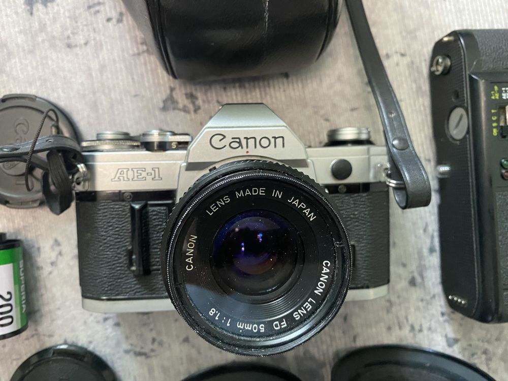 Cannon AE-1 та набір з усіма аксесуарами.