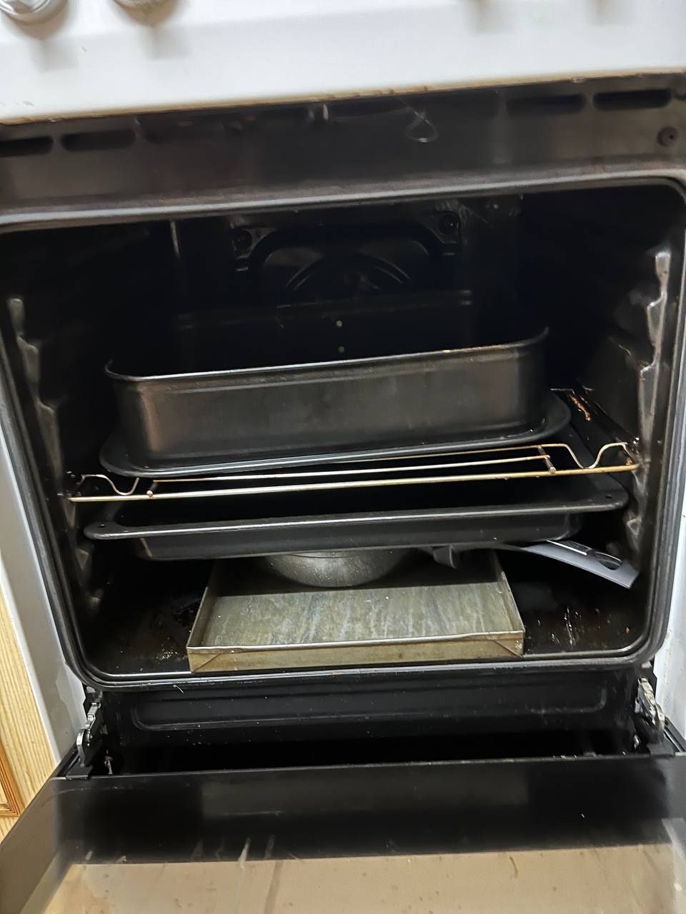 Piekarnik wolnostojący z kuchenka gazową