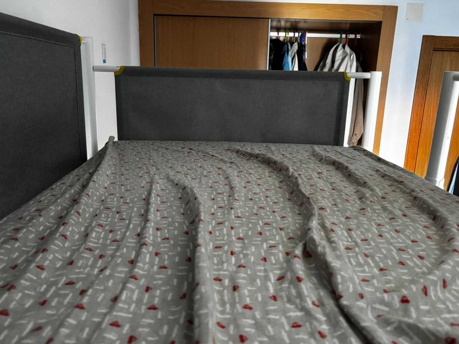 Cama alta IKEA "VITVAL" com módulo de secretária instalado