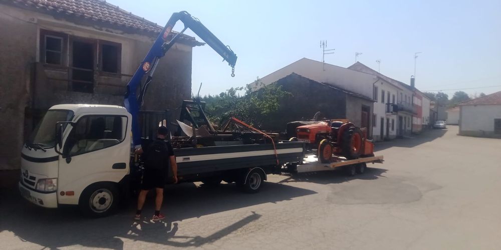 Aluguer de Carrinha com Grua e atrelado de 5,5 metros Com Motorista