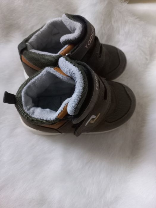 Продам дитячі кросівки