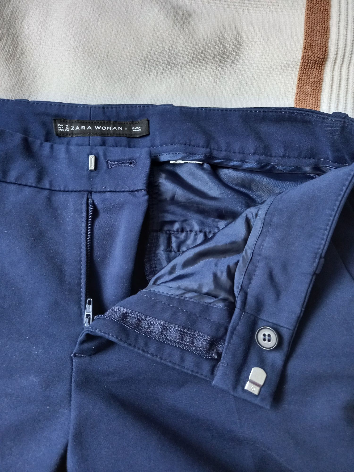 Spodnie damskie klasyczne r M firmy Zara