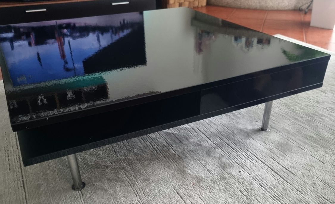 Mesa de centro acabamento Preto Brilhante de alta qualidade como nova