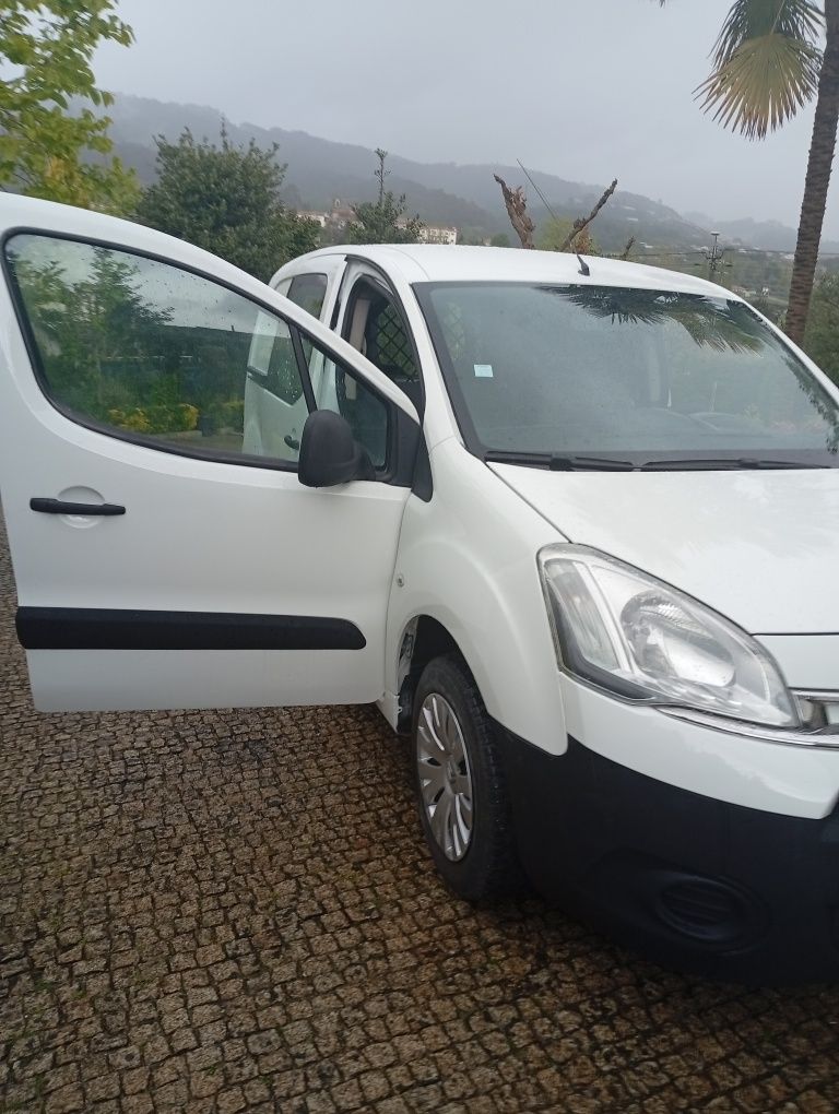 Vendo Berlingo de 2015 .3 lugares preço de fim de semana fim de semana