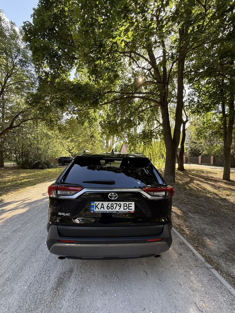 Продам TOYOTA RAV4 2021 року брала в автосалоні є всі документи