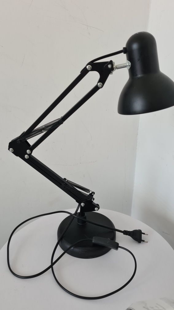 Lampa czarna biurkowa