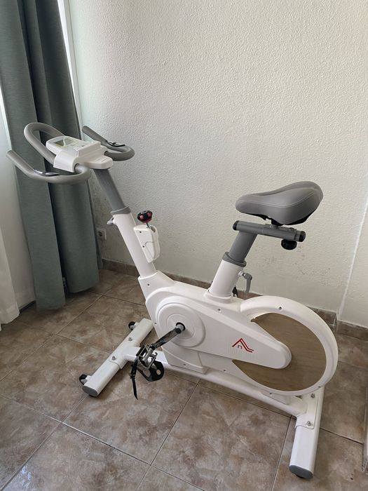 Bicicleta indoor ginásio