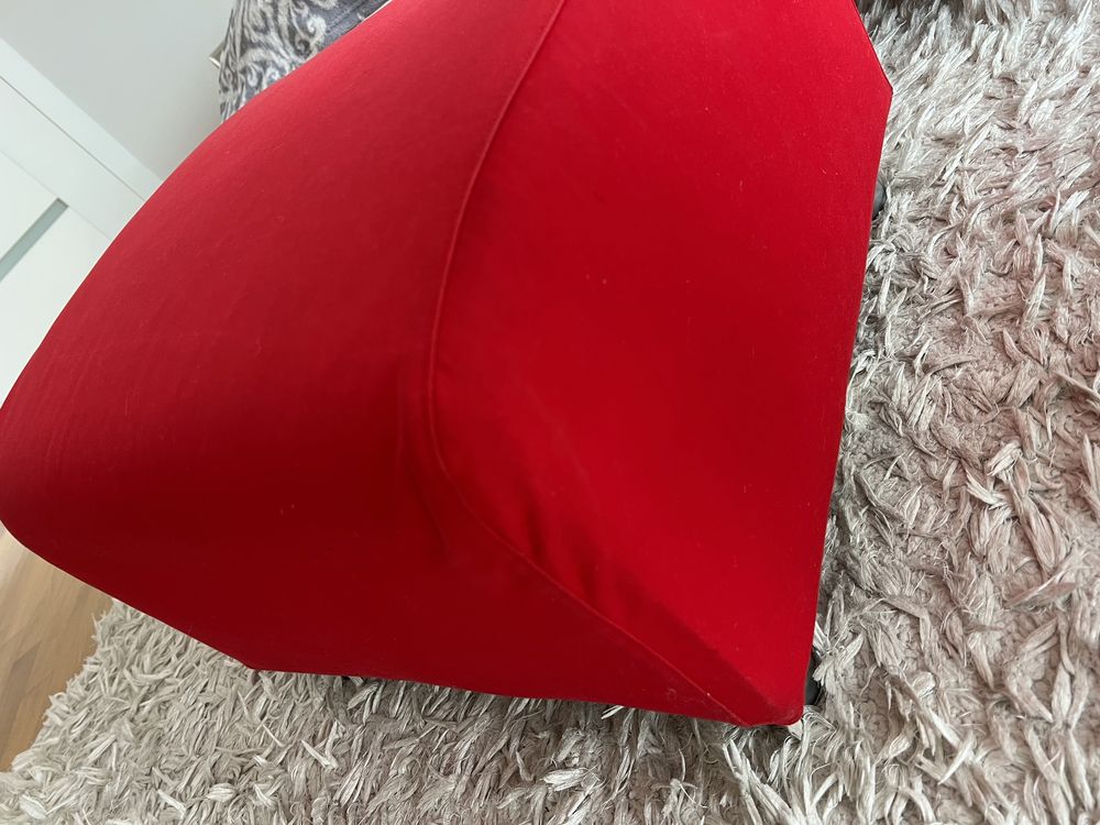 Czerwona pufa IKEA