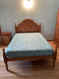 Cama casal com colchão e mesa de cabeceira - conjunto