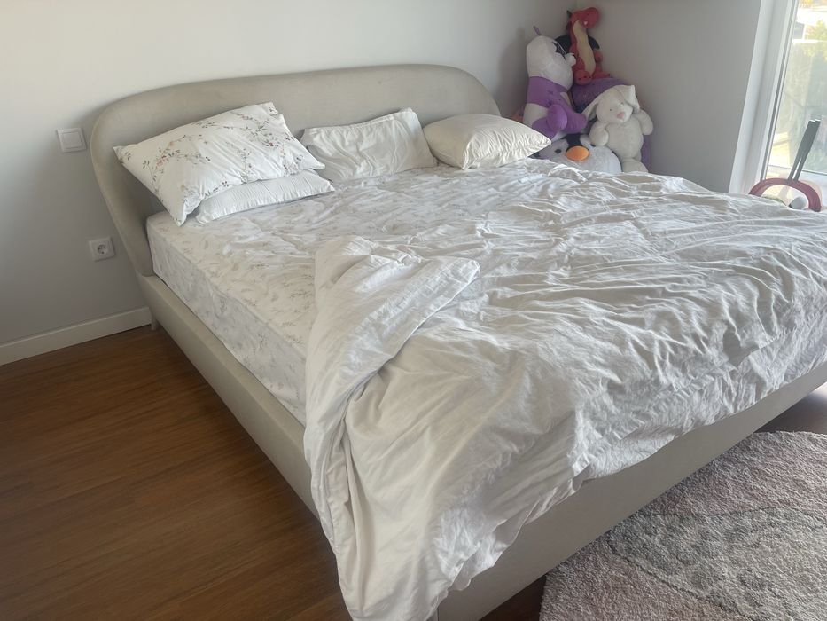 Cama e mesada de quarto de criança