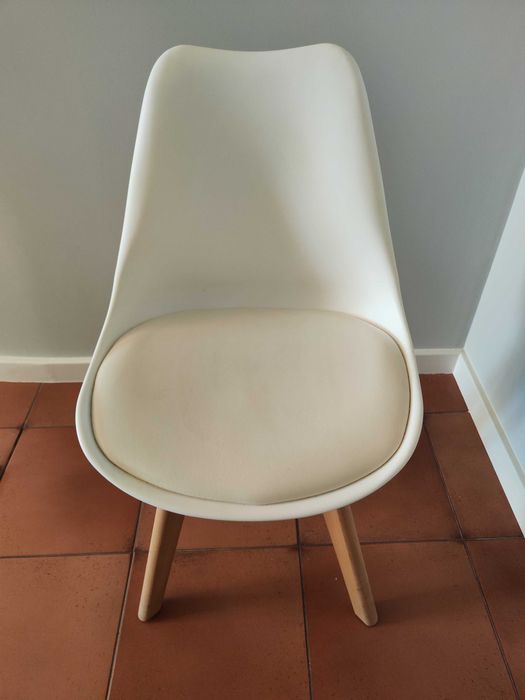8 cadeiras design brancas muito solidas com pés de madeira