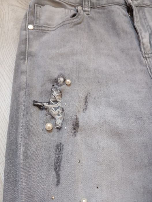 Szare jeansy z perełkami, dżetami, rozdarciami diamencikami bogato zdo