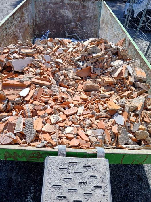 Faço demolições e limpo tudo tipo de entulho