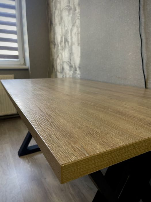 Стіл кухонний, деревинностружкова плита з металевими стійками