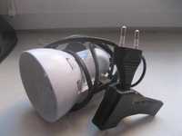 Настільна лампа ELM з кліпсою-затискачем для кріплення.