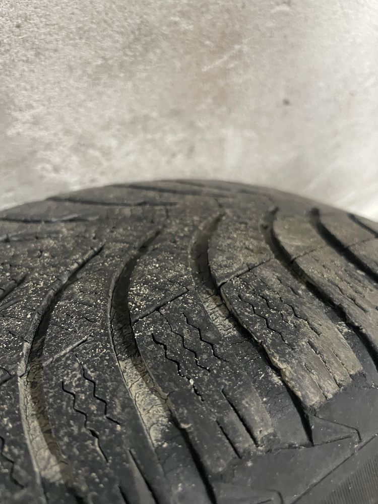 Комплект зимової резини 215/65/r16