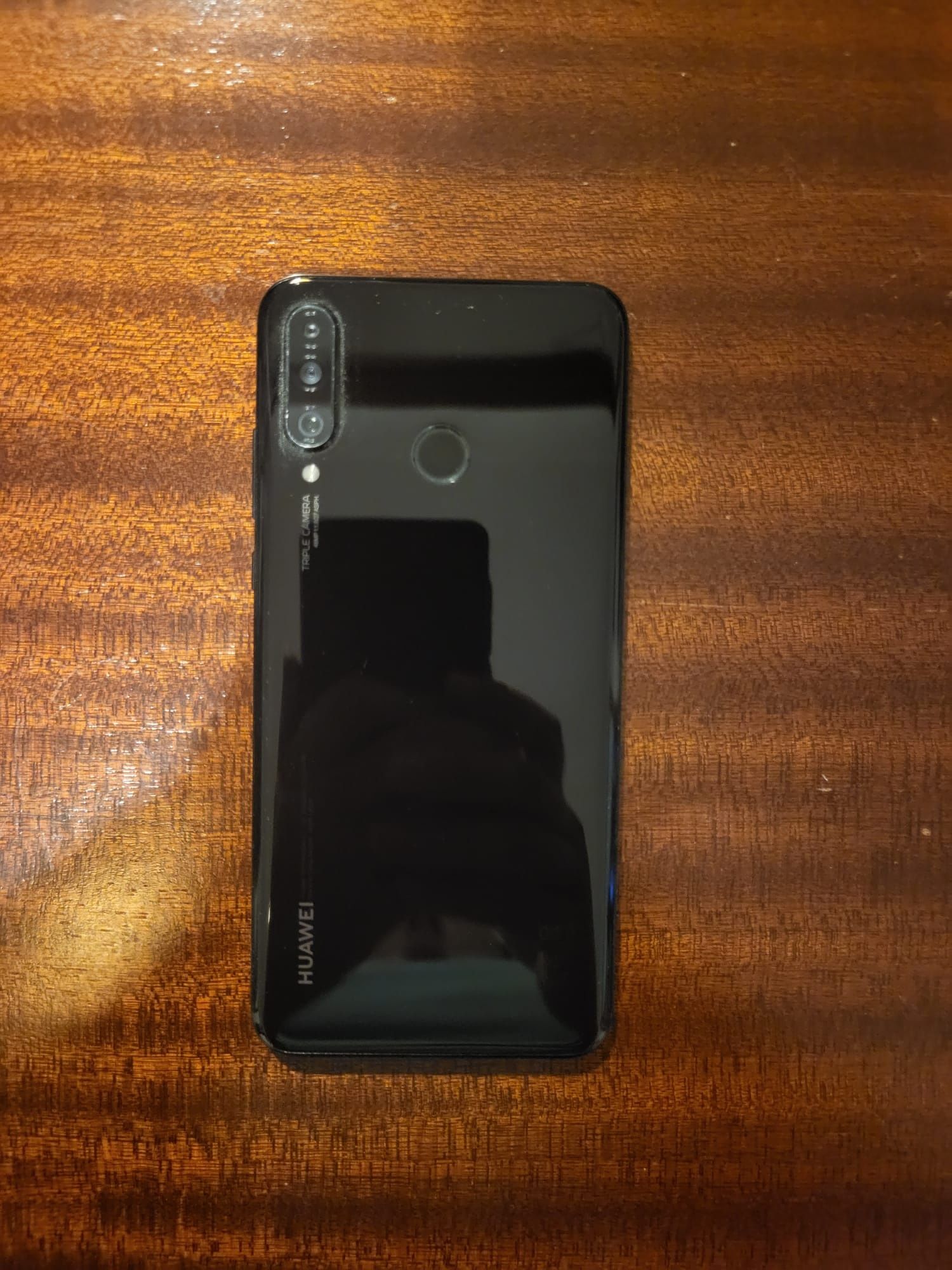 Huawei P30 lite com capa e proteção em vidro temperado.