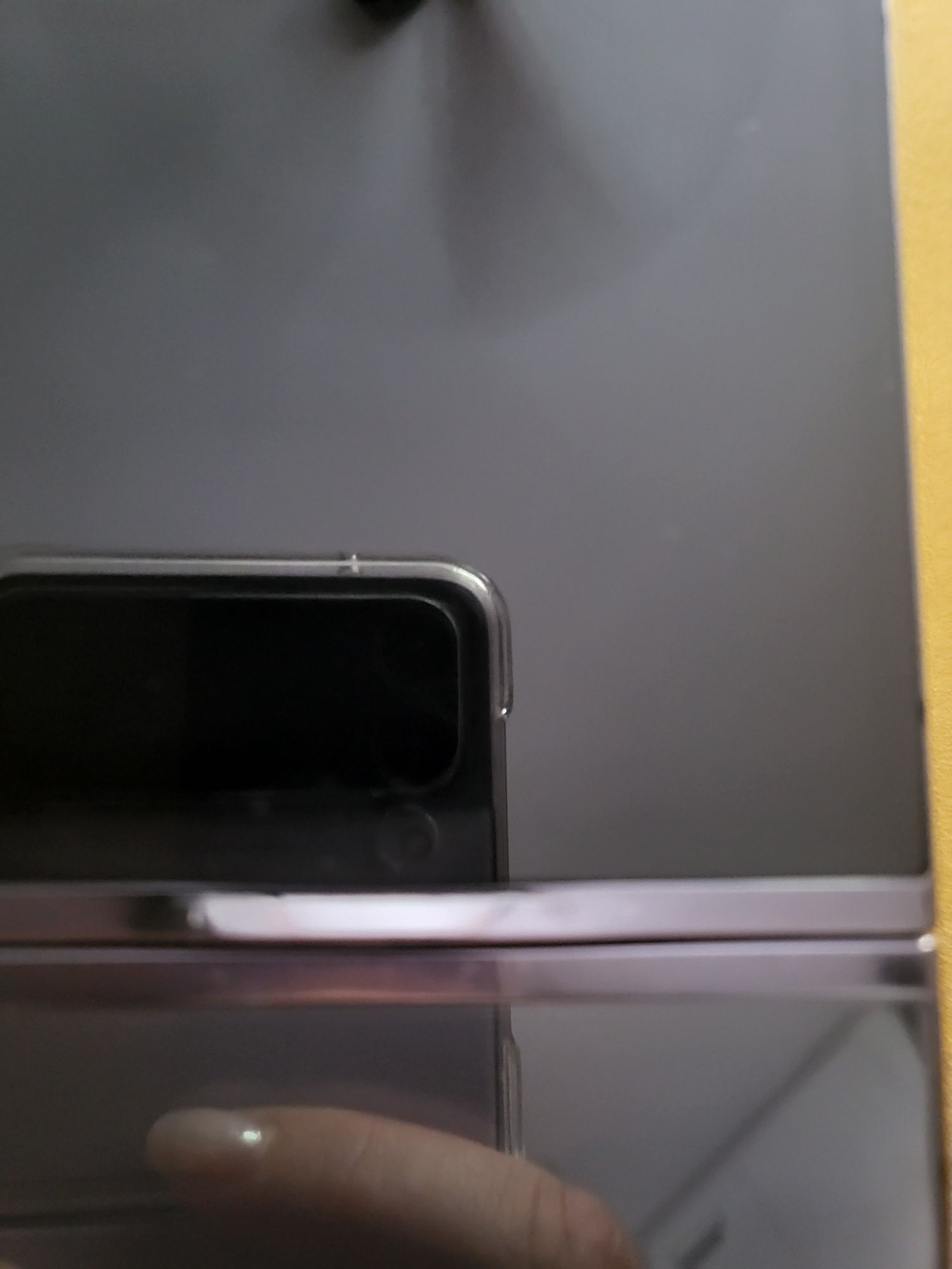 Samsung Galaxy Z Flip 5 – sprawny, z wgnieceniem i luzem na zawiasie