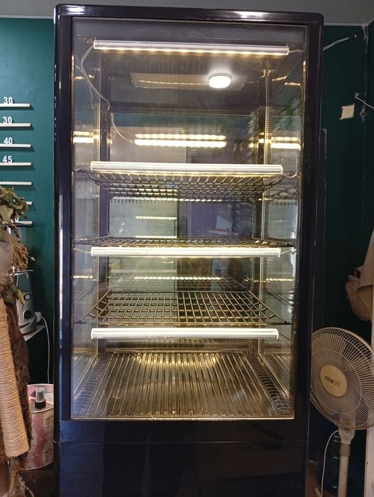 Продам меблі та обладнання для кав'ярні