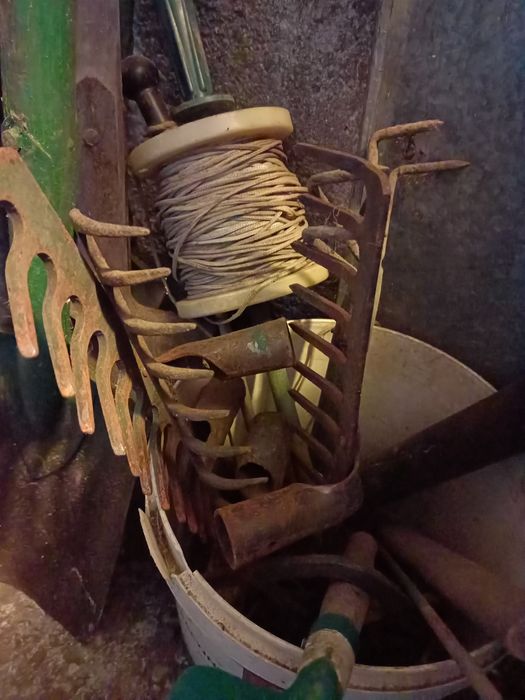 Motyczki grabie łopaty narzędzia na działkę