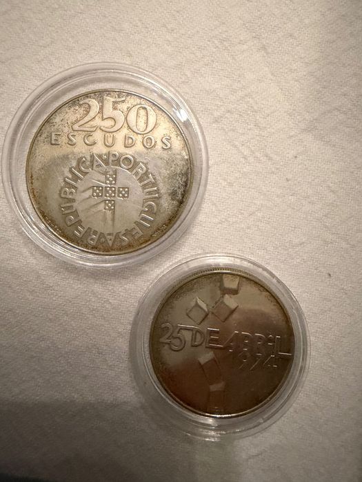 25 Abril 1974, Emitidas em 1977, Série de 2 moedas: 100$00 e 250$00