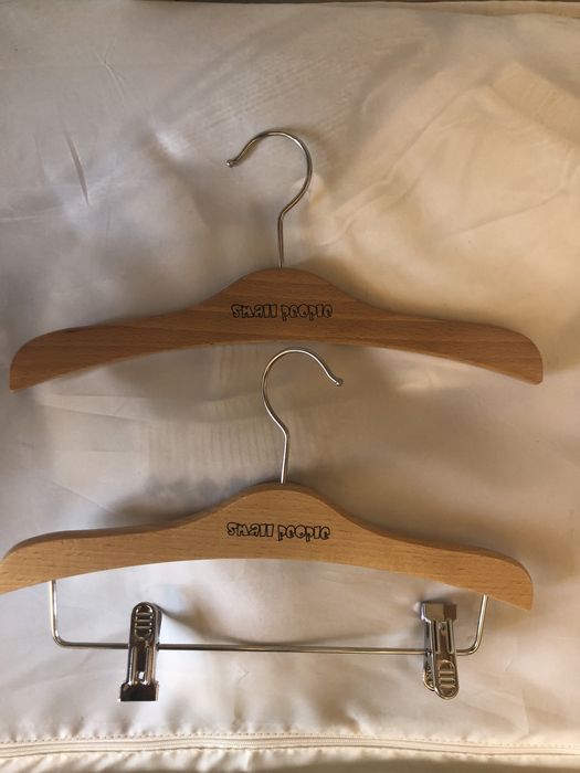 Cabides de madeira para roupas de crianças