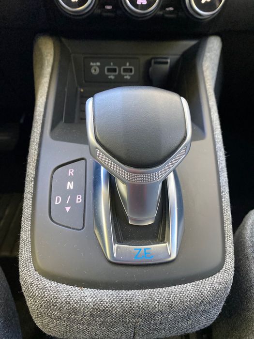 Renault zoe 50 cv eletrico com baterias proprias