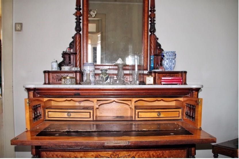 Cómoda antiga com espelho e gavetas com secrétaria em madeira nobre