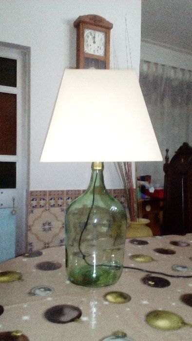 candeeiros feitos de garrafas