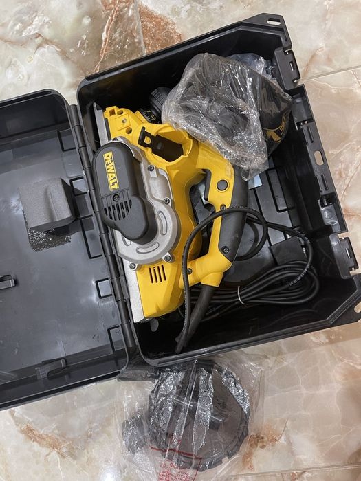 Рубанок сетевой DeWALT D26500-QS + Чемодан TSTAK