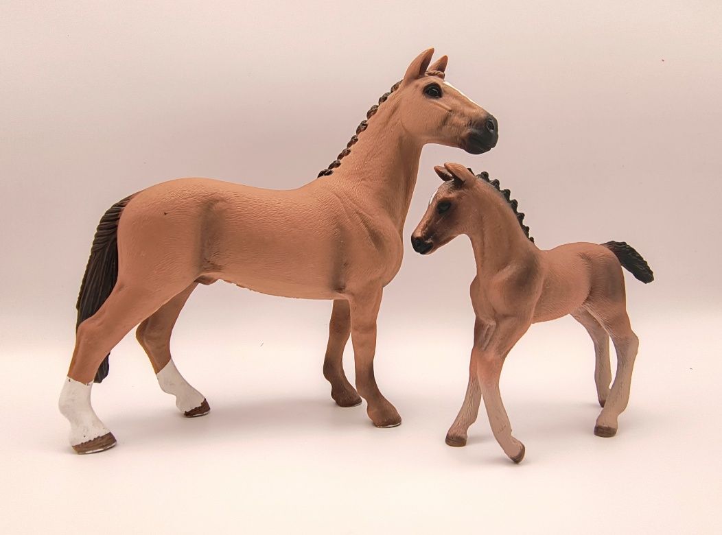 Figurki koni Schleich wałach i źrebak hanover