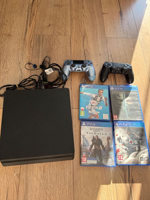 Playstation 4 slim + 2 pady + gry