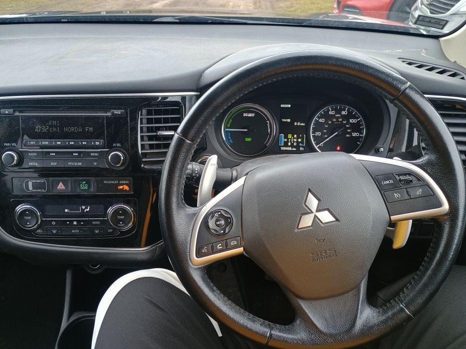 Anglik Mitsubishi Outlander hybryda PHEV 2015rok skóry