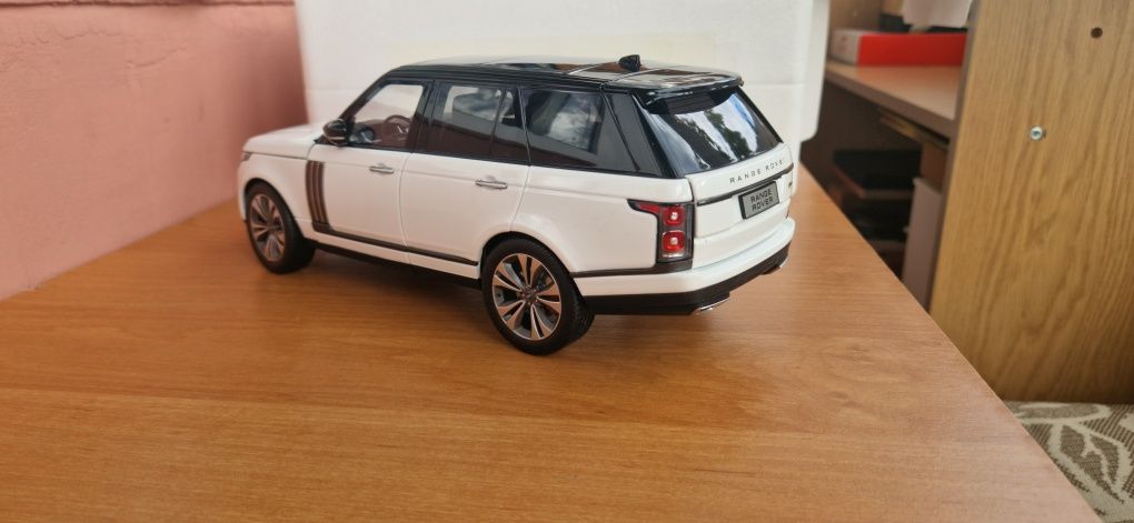 1:18 Range Rover (LCD)