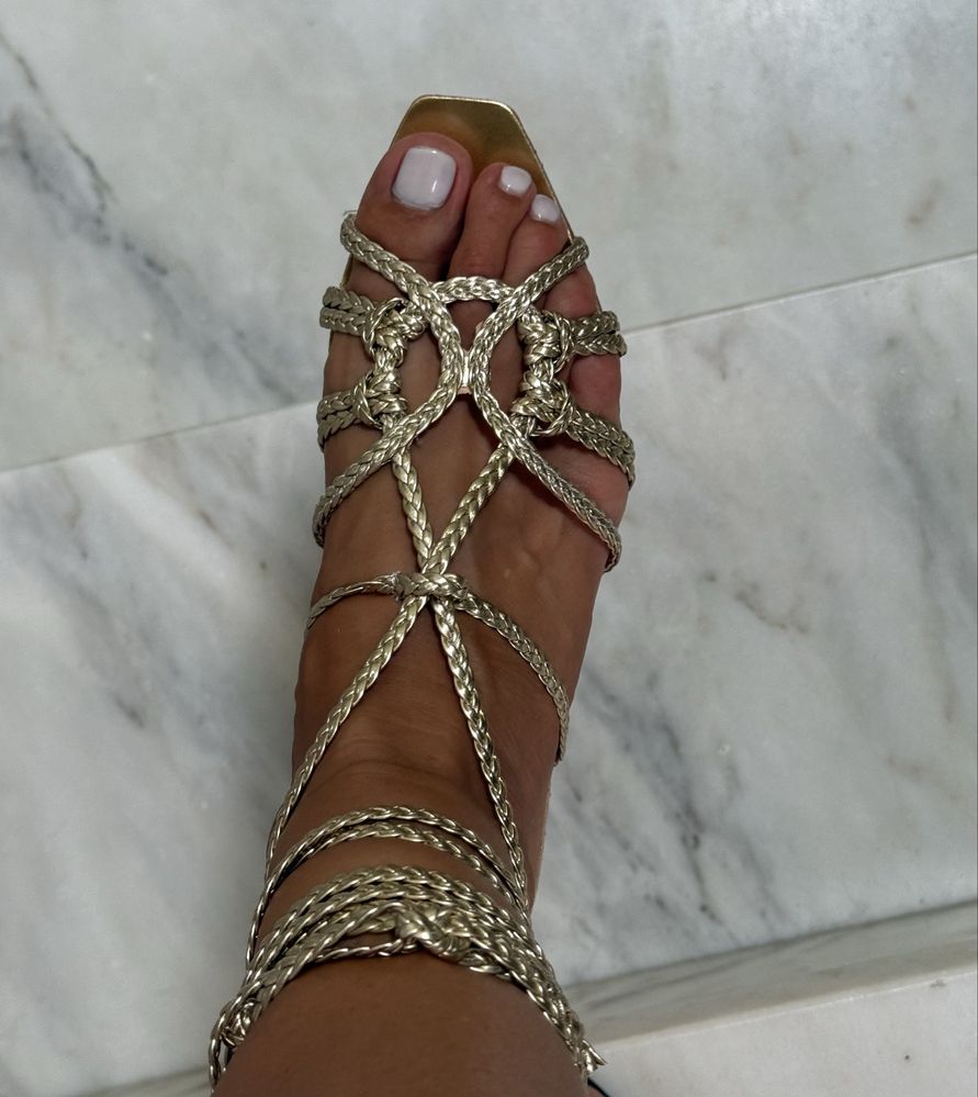 Sandalias douradas estilo gladiador (37)