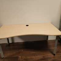 Drewniany stół z metalowymi nogami. Rozmiar 80×160 cm.