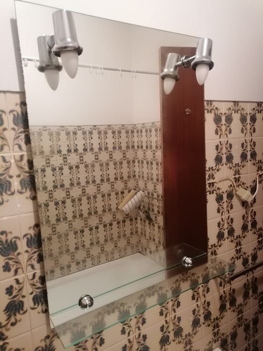 Espelho de WC com prateleira em vidro e duas luzes