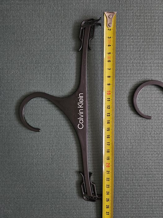 Małe czarne plastikowe wieszaki, zestaw 11 sztuk