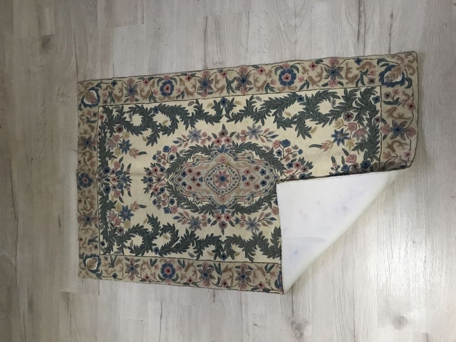 Dois tapetes bordados a mão