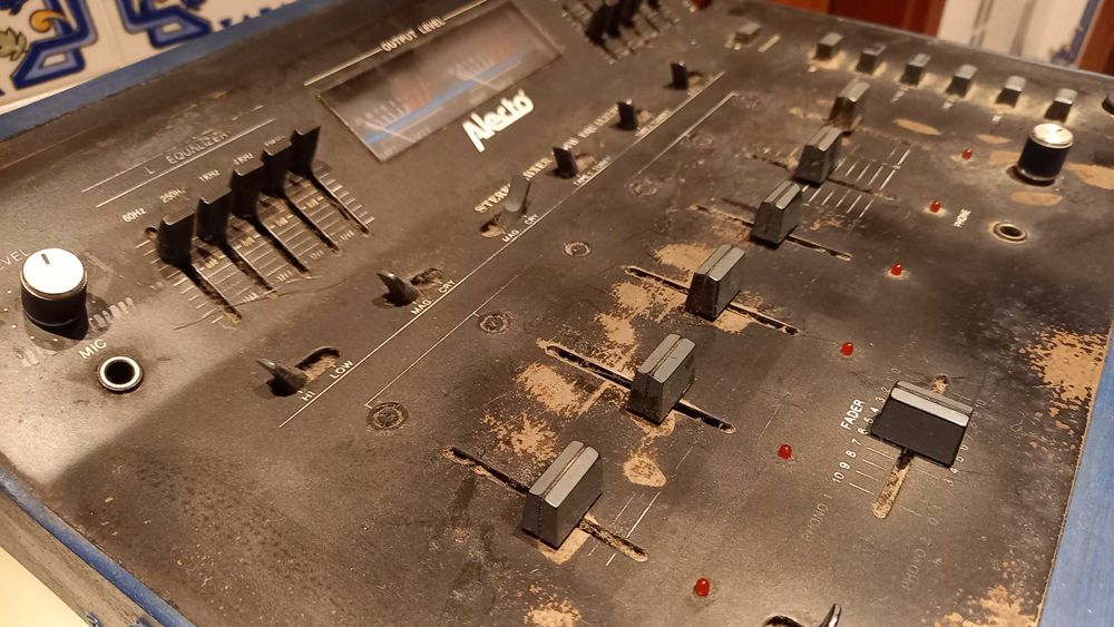 Mesa de mistura stereo ALECTO