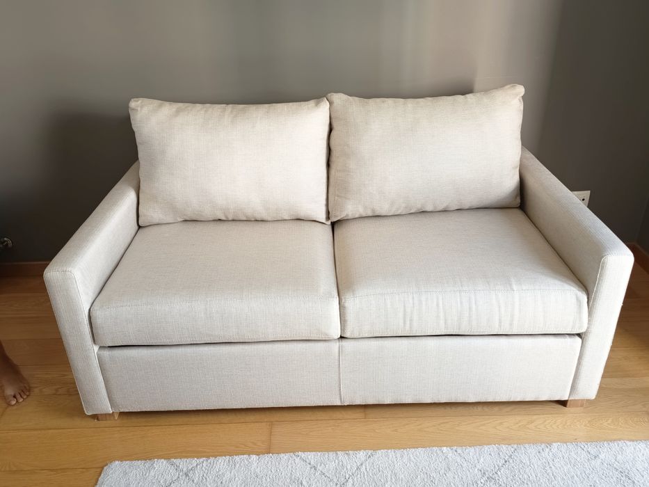 Sofá cama, com bom.estrado e colchão 120/190