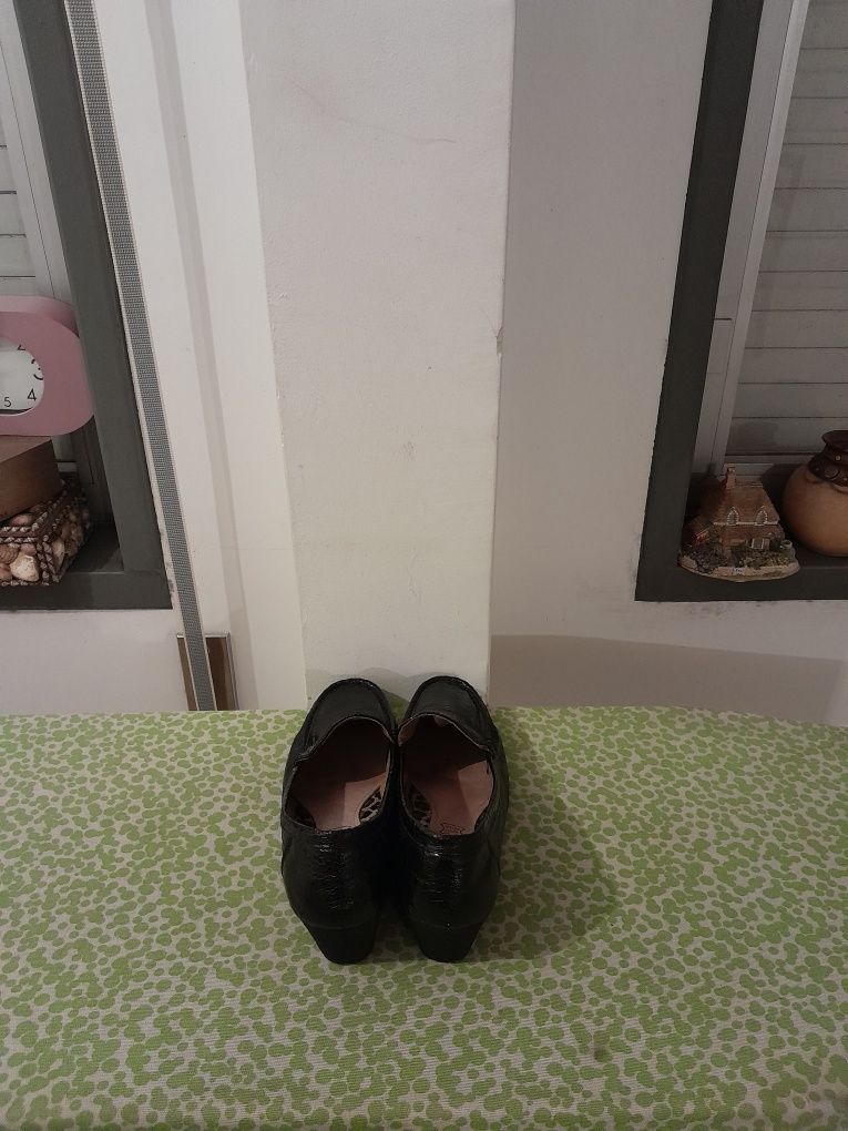 Vendo Sapatos de Senhora muito bonitos como novos