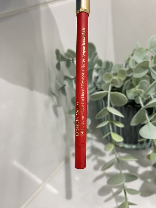 Estee Lauder nowa kredka do ust konturówka czerwona