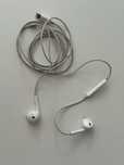 Białe słuchawki douszne APPLE Earpods
